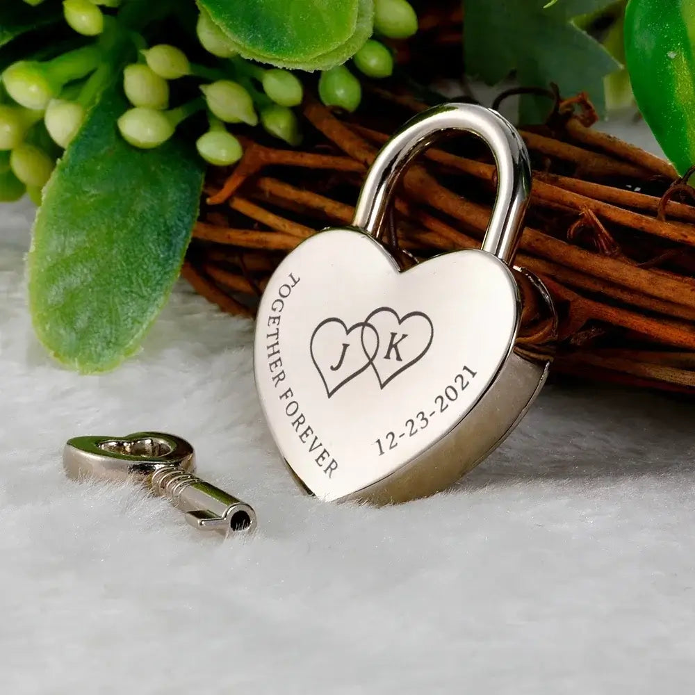 Remmo&Love Herz LILA Liebesschloss in Herz-Box mit Gravur personalisiert für Verliebte ausgefallene personalisierte Geschenkideen Violett Valentinstag Jahrestag Verlobung Geburtstag Geschenk