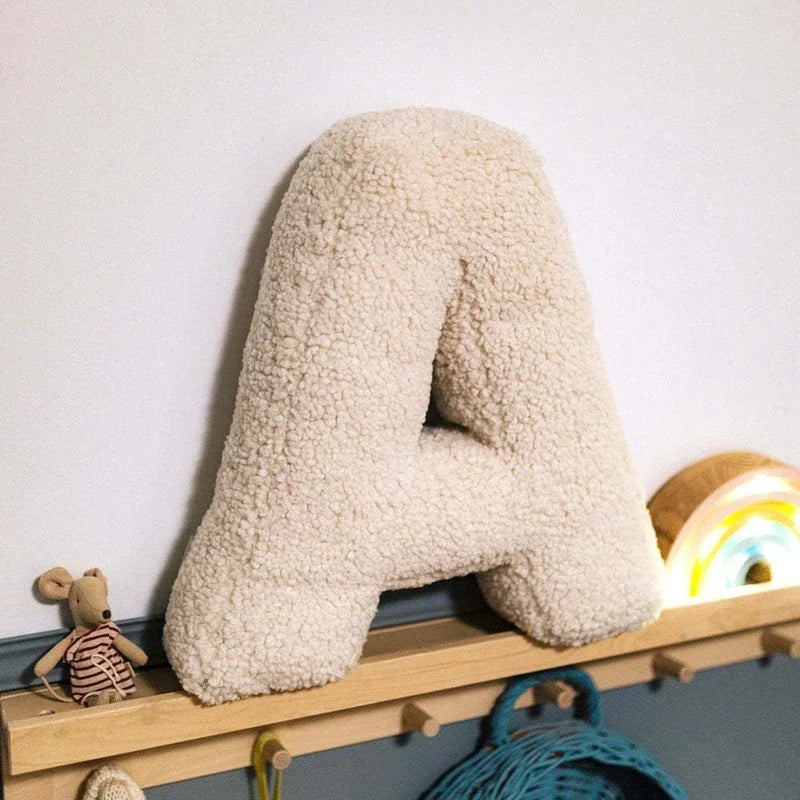 Kuscheliges Buchstabenkissen aus weichem Plüsch – Dekoratives Alphabet-Kissen zum Spielen, Kuscheln und Verschenken für Kinderzimmer oder Wohnzimmer