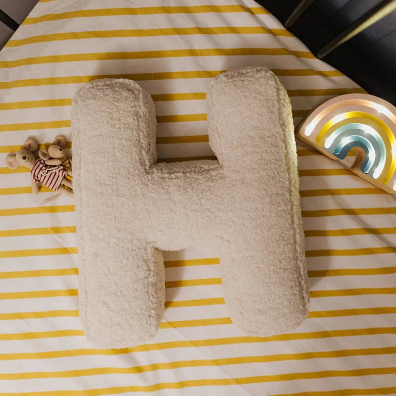 Kuscheliges Buchstabenkissen aus weichem Plüsch – Dekoratives Alphabet-Kissen zum Spielen, Kuscheln und Verschenken für Kinderzimmer oder Wohnzimmer