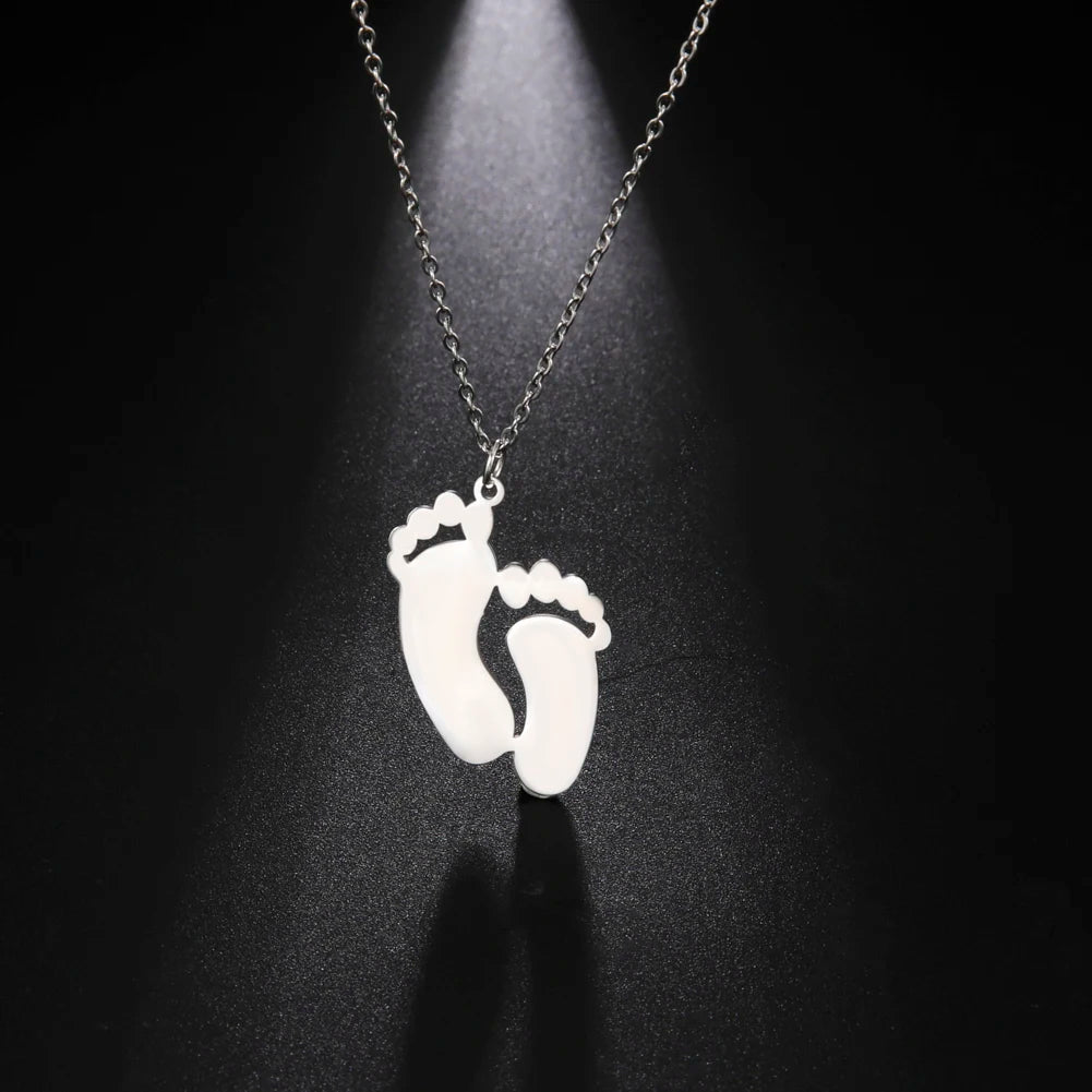 Halskette mit Babyfuß-Motiv und personalisiertem Namen