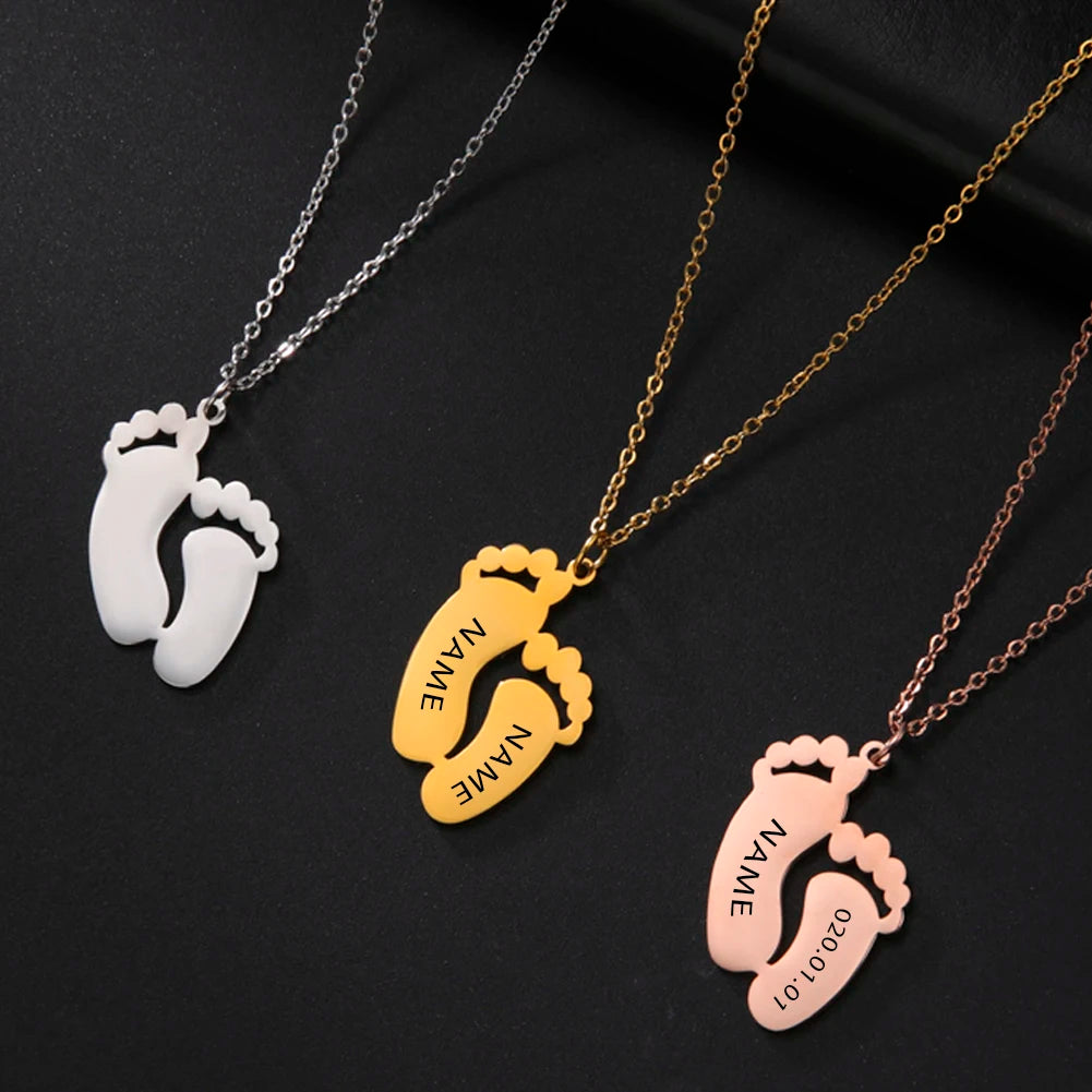 Halskette mit Babyfuß-Motiv und personalisiertem Namen